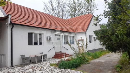 Zemun, Zasebna Kuća na 5 ari, Uknjižena