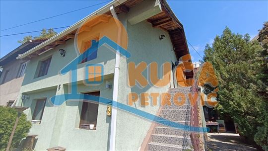 Dve kuće, 4 stambene jedinice, 162m2, Hisar