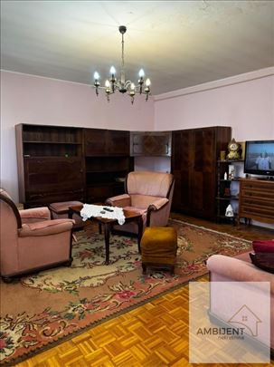Karadjordjev trg, Zemun- stan 70 m², u cenu stana