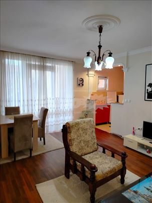 Izdajem stan, u novoj zgradi , lep, svetao , 