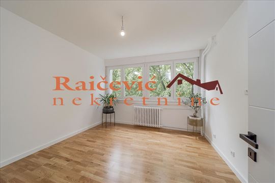 Luks renoviran 2.5 stan sa pogledom na zelenilo!