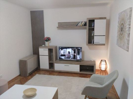 Moderno opremljen stan| Karaburma|