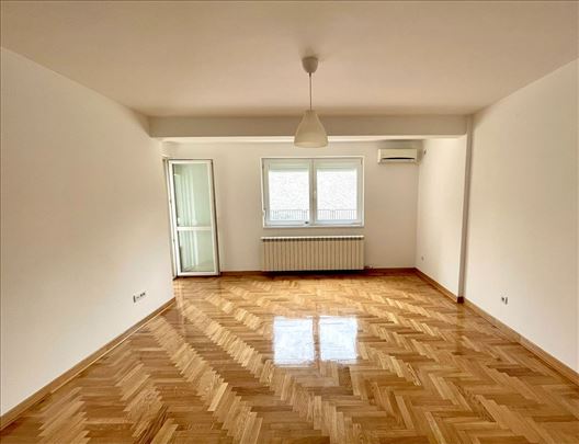 Porodičan 4.0 stan sa dvorištem kod Kumodraške
