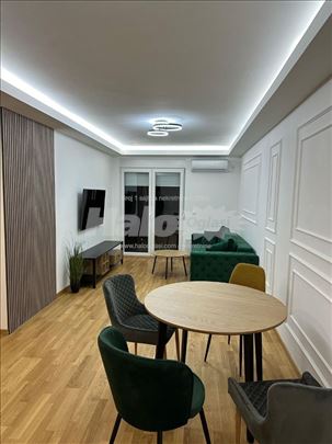 Prodajem opremljen stan preko puta Narodne Baste 