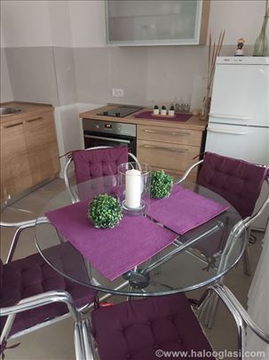 Sto stakleni i 4 aluminijumske stolice