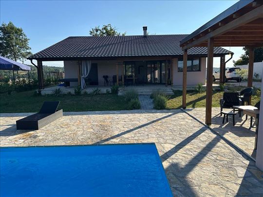 Tresnja, lux sa bazenom, uknjizena