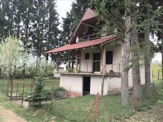 Uknjižena kuća na lepom placu na odličnoj lokaciji