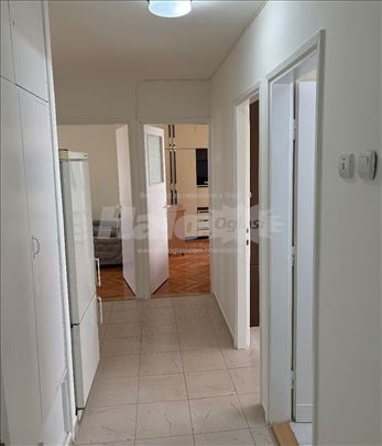 Renoviran opremljen stan top lokacija