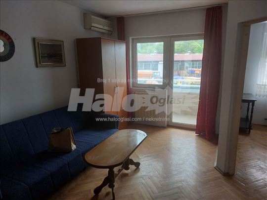 Izdajem jednoiposoban stan 35m2