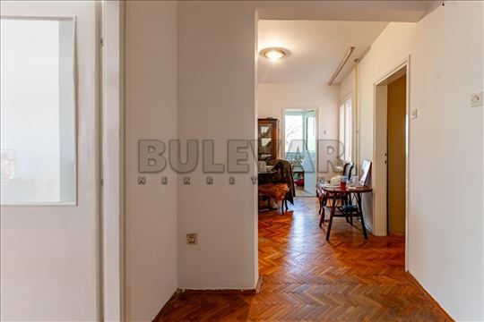 Na prodaju četvorosoban stan u naselju Crvena Zvez