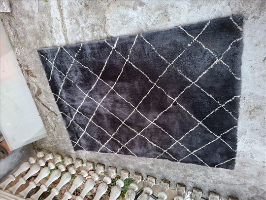 Tepih iz Emezzete, dimenzija 160x230, skoro nov