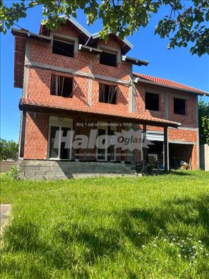 Kuća na prodaju u Surčinu - 320m2 na 5 ari placa!