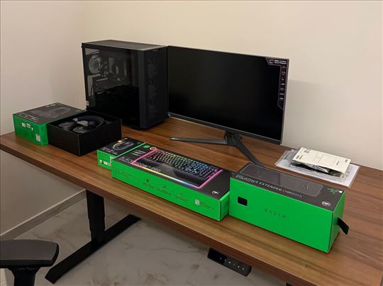 Nov gejming setup- računar, Razer full oprema, sto