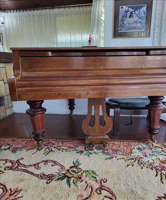 Bösendorfer polukoncertni klavir
