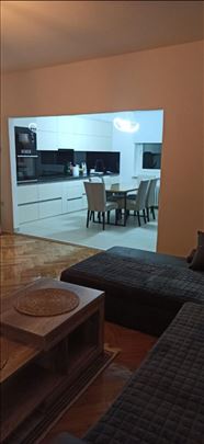 Centar – 99m², terasa, pogodno za poslovni prostor