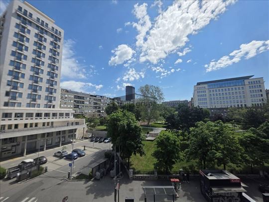 Odličan sa uključenim parking mestom u dvorištu