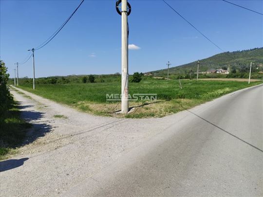 Plac kod Ripnja, u zelenilu