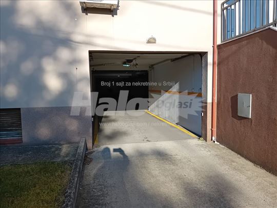 Garažno mesto u zatvorenoj garaži 