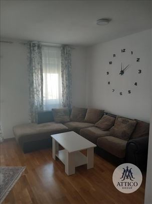 Izdaje se nameštena garsonjera sa terasom – 38 m²