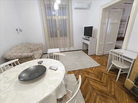 Izdaje se potpuno renoviran, neuseljavan salonac