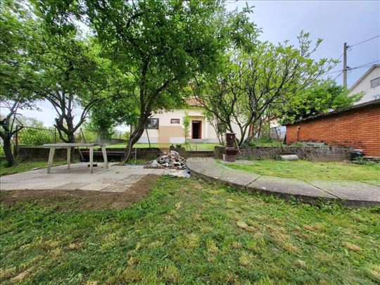 Kuća sa ogromnim potencijalom u Sremčici 400m²