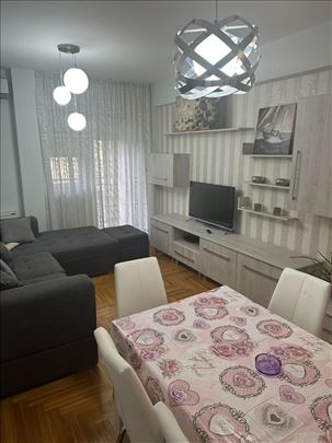 Lep trosoban stan Bulevar Evrope