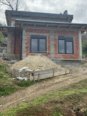Retko u ponudi – vikendica sa pogledom na Dunav!