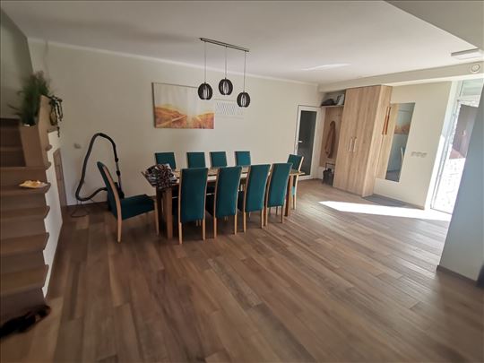 Savremeno opremljena kuća sa 6 parkng mesta-Klisa-
