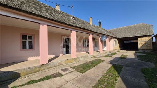 Stapar – kuća sa velikim placem od 3423 m², nekoli