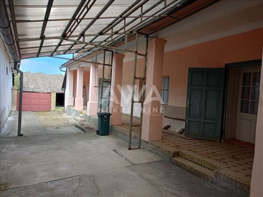 Apatin. Porodična kuća sa velikim placem – idealna