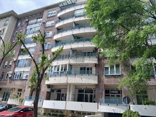 Arena – Odmah useljiv lokal sa izlogom i magacinsk