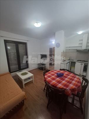 Izdajem namešten jednosoban stan u sklopu kuće.