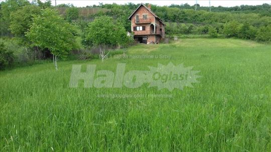 Kuća 120m2 sa 25 ari placa ogradjen idealna pozici