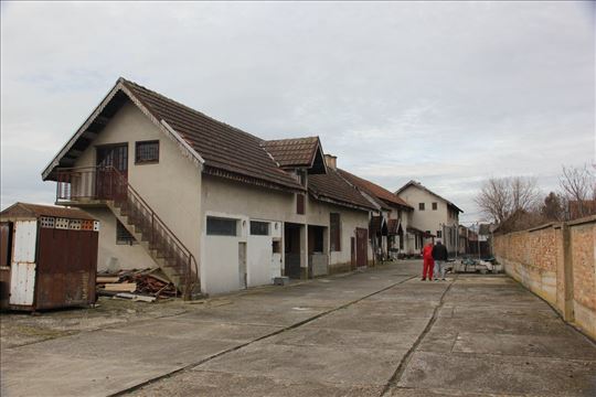 Kuća na 30 Ari placa Dobanovci, Centar