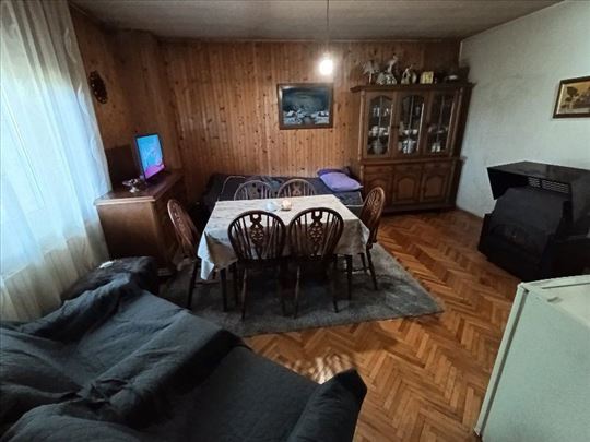 Leštane,uknjižen stan, 54m2 + 50m2 garaža + 3,5ari
