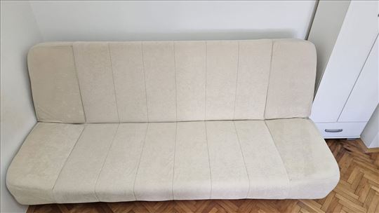 Potpuno očuvan ležaj na rasklapanje malo korišten