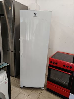 Zamrzivač Electrolux 290 lit garancija 12 meseci