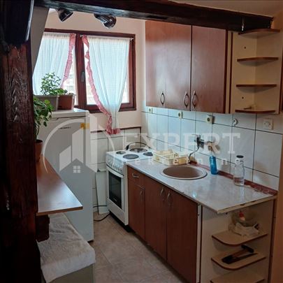 Izdaje se dvosoban stan na Crvenom pevcu, 52m2, gr