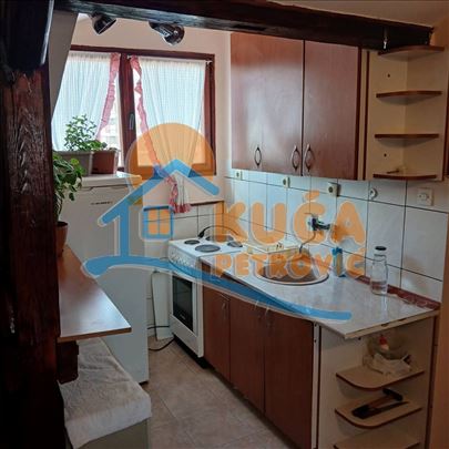Izdaje se dvosoban stan na Crvenom pevcu, 52m2, gr
