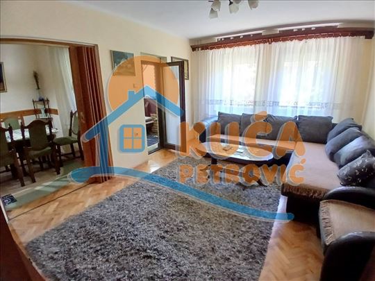 Izdaje se namešten trosoban stan kod parka Svetog