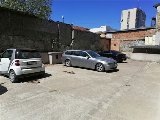 Izdaje se parking mesto u dvorištu zgrade 