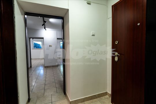 Izdaje se poslovni prostor u Kneza Miloša 70m²