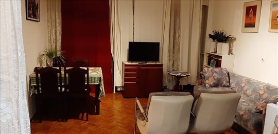Izuzetan trosoban renoviran stan u bloku 45