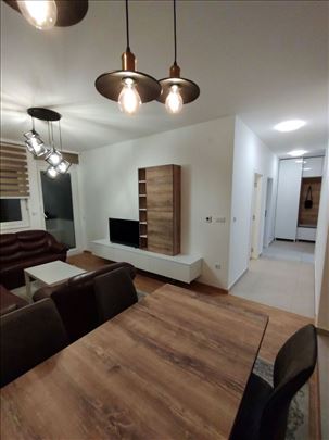Kej Garden Residence-TOP sa garažom, namešten tros