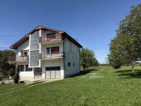 Mladenovac, prodaja porodicne kuce na 38 ari placa