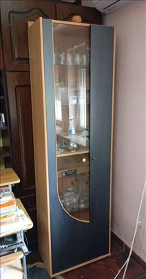 Prelepa zastakljena vitrina za porcelan, kristal