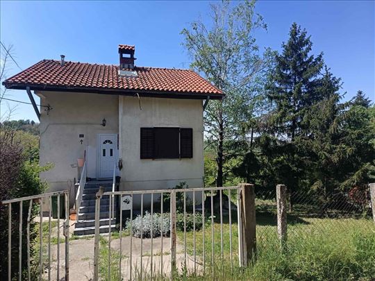 Prodaje se kuca Brestovik cvrsta gradnja od 102m2.