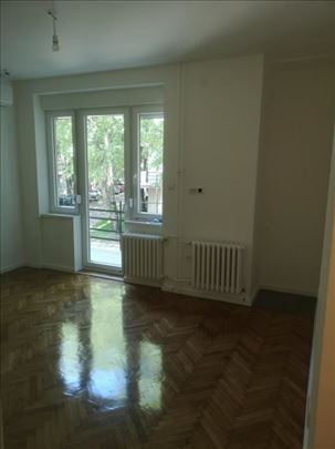 Renoviran prazan jednoiposoban stan u centru, name