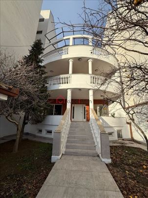 Vila na Vračaru sa dvorištem i garažom