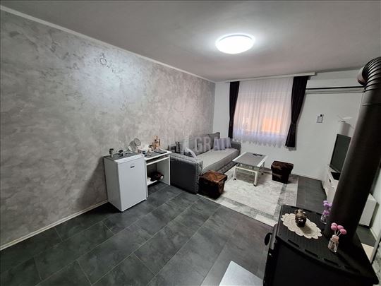 Zuce, Voždovac – kuća sa tri stana i zasebnim ulaz